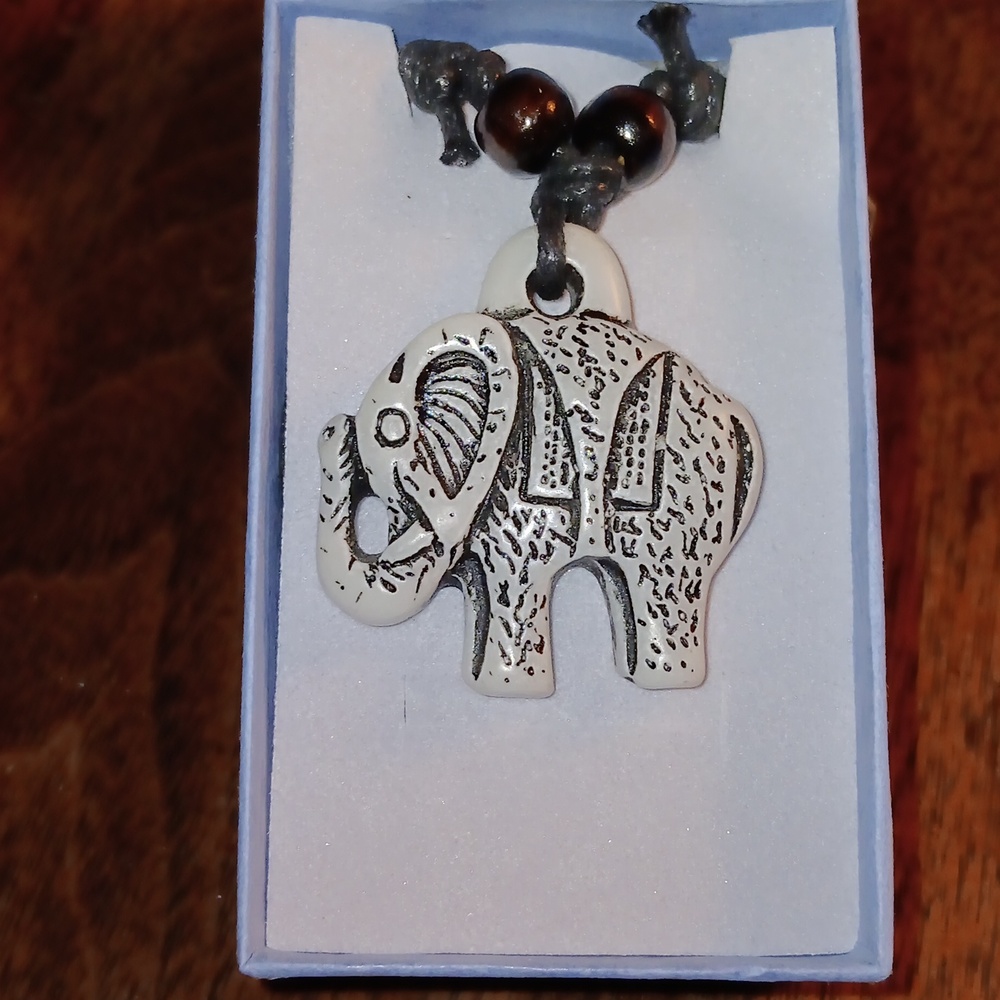 🆕️ARTISAN CARVED RESIN HIGHLY DETAILED ELEPHANT NECKLACE(EL3) - Picture 4 of 15